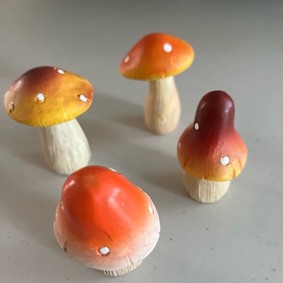 Polka dot mini mushrooms. So cute for garden plants or on shelf - Picture 5 of 6